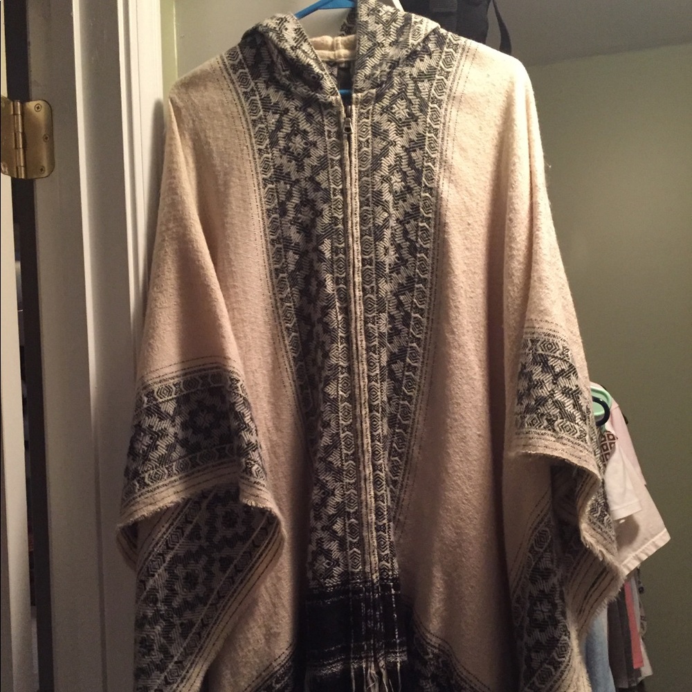 Gorgeous beige and tan Elan poncho